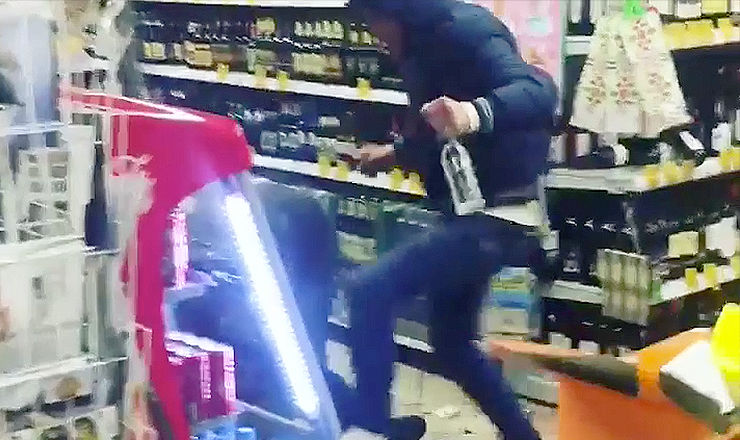 Bătaie cu pumni și picioare într-un centru comercial
