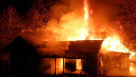 Incendiul putea fi fatal pentru cele cinci angajate ale barului care au fost trezite la vreme