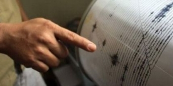 Unii locuitori au raportat pagube minore în afara locuinţei, la aproximativ 50 de case, la Tenk, o localitate vecină.