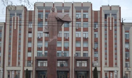 Presa din regiune scrie astăzi că sute de invalizi şi pensionari au venit în ziua respectivă pe adresele indicate în anunţuri