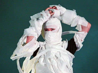 В Австралии на вечеринке загорелся турист из Франции, одетый в костюм мумии из туалетной бумаги.