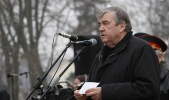 Amintim că fostul demnitar a suportat o operație la picior acum un an, în ianuarie 2012.