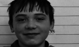 Persoanele care dețin informații despre locul aflării minorului sunt rugate să anunțe poliția.