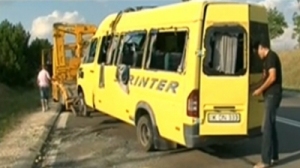 Șoferul mașinii ar fi frânat brusc, iar microbuzul a derapat de pe şosea şi s-a inversat
