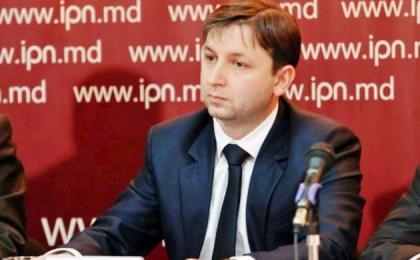 По словам Решетникова, законопроект Либеральной партии об измени в Конституции названия государственного языка и ограничении использования русского языка вернет страну в 1989-92 года.
