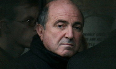 Boris Berezovski, opozant de lungă durată al preşedintelui Vladimir Putin, a decedat sâmbătă în Anglia în circumstanţe "inexplicabile" pentru poliţia britanică.