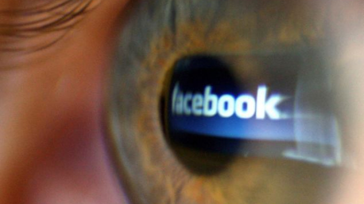 Utilizatorii de Facebook vor putea paria sume de până la 500 de lire sterline folosind cărți de credit