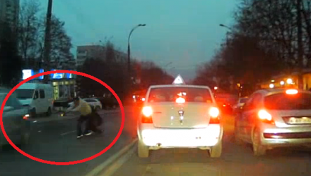 Scena cu împușcăturile a fost surprinsă de o cameră de bord şi plasată ieri pe internet