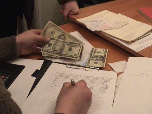Шесть сотрудников управления дорожной полиции  были задержаны по подозрению в коррупции. 