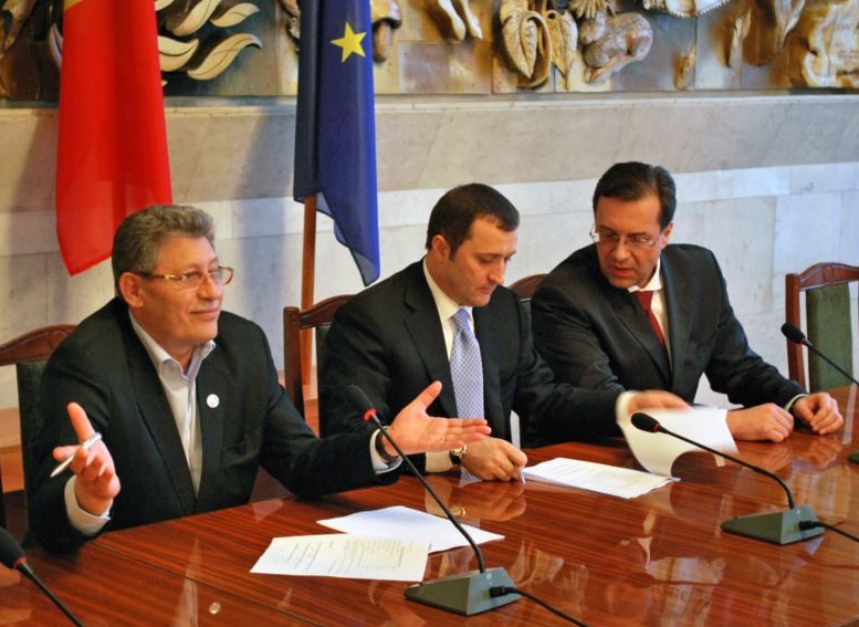 Ghimpu, deocamdată, nu știe unde va avea loc întîlnirea, la ce oră și dacă liderul PLDM, Vladimir Filat, va accepta propunerea.
