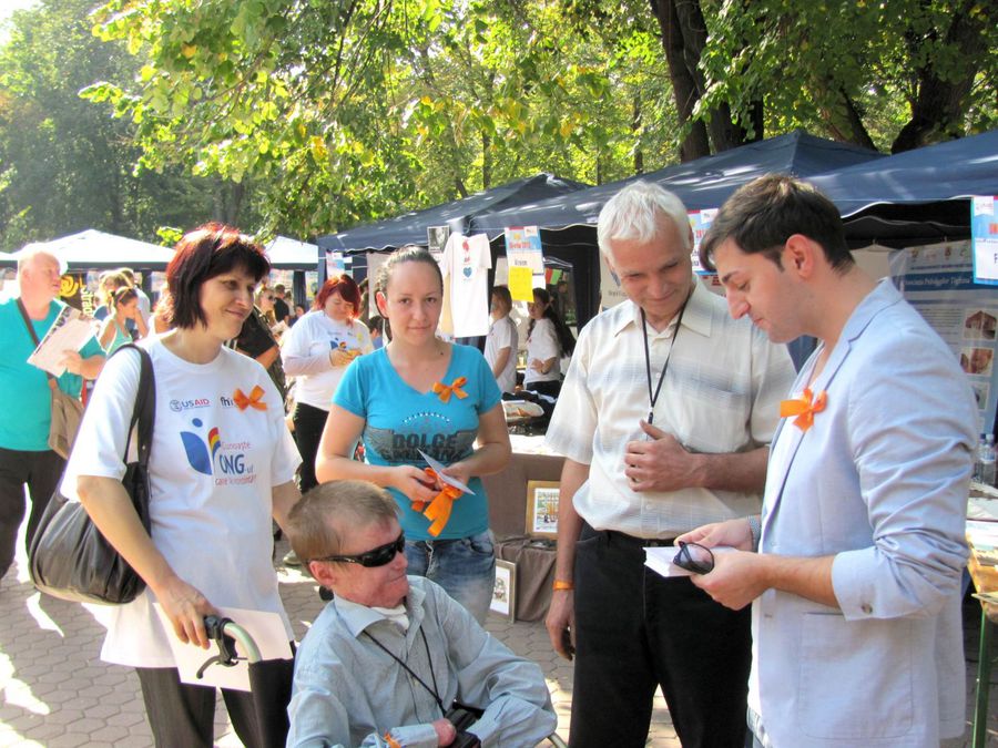 Fiecare participant al târgului a amenajat un cort unde au fost expuse pliante, broşuri, reviste şi alte materiale informative