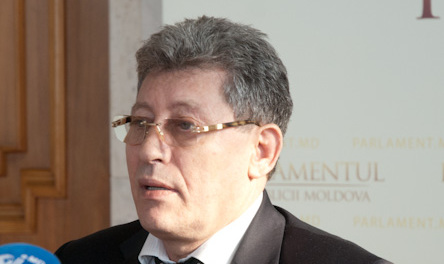 Mihai Ghimpu a făcut şi un apel către Procuratura Generală să se autosesizeze şi să iniţieze o anchetă pe marginea acestor cazuri. 