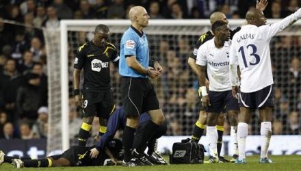 78 de minute a stat în comă, după care şi-a revenit, dar nu a mai putut reveni şi pe terenul de fotbal