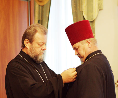 Все они удостоились наград "за усердные труди на благо Церкви". Фото: mitropolia.md