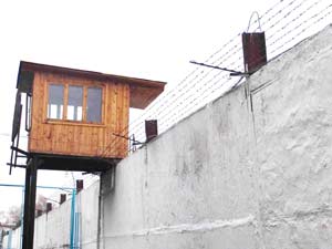 Mai mulţi angajaţi ai Departamentului Instituţiilor Pentenciare sunt bănuiţi că au favorizat activitatea organizaţiei criminale „Makena”.