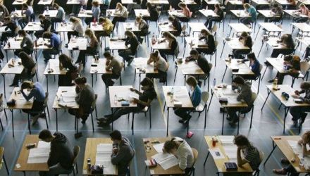  Elevii care vor trece testele în şcolile în care au învăţat vor fi supravegheaţi de camere video. 