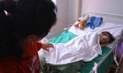 Un băieţel de un an, din oraşul Bălţi, a ajuns la spital după ce, lăsat fără supraveghere, a băut motorină. 