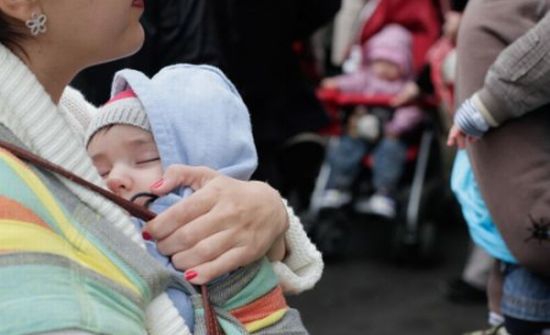 Cele două femei au fost reţinute de autorităţile franceze, care au efectuat percheziţii în tabăra de romi unde locuiesc acestea.