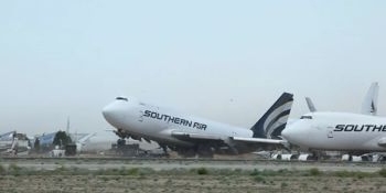 Caracteristicele care îi permit în mod normal avionului să decoleze au făcut ca partea din faţă a aeronavei să se înalţe. 
