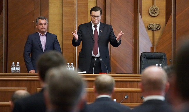 Pe ordinea de zi a şedinţei legislativului este audierea raportului comisiei de anchetă privind elucidarea evenimentelor de pe 23 decembrie din Pădurea Domnească. 