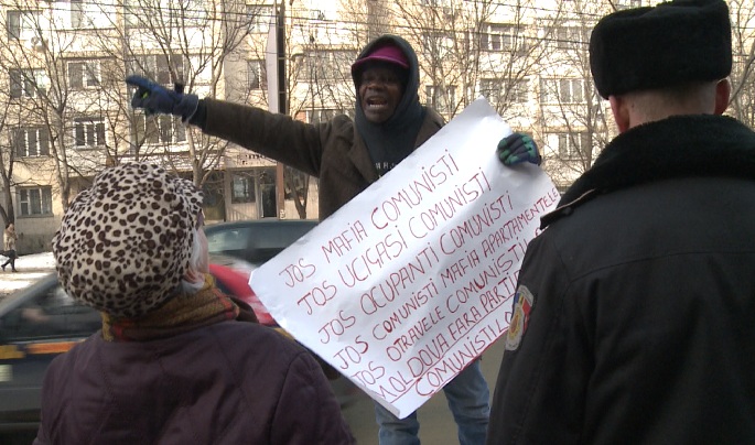 „Uitați-vă la comportamentul lor! Jos comuniștii!” a continuat să strige Onoje.