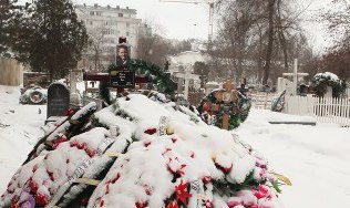 Soţia lui Sorin Paciu, tânărul omorât la vănătoare în Pădurea Domnească, cere ca autorităţile să respecte memoria soţului său. 