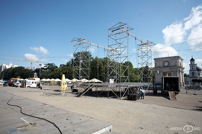  Meciurile vor putea fi vizionate pe 5 monitoare LED, iar accesul va fi liber între orele 18.00 - 24.00.