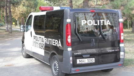 Şoferul unui Mercedes Sprinter susţine că staţiona pe marginea drumului când a fost lovit din spate de un Ford Transit.