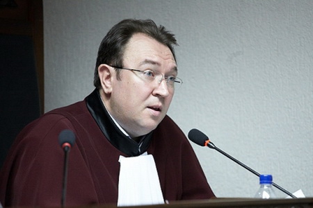 Председатель КС Александр Тэнасе, в свою очередь, предупреждает, что в случае досрочных выборов признавать судей попросту будет некому.