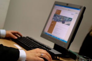 Nicio ţară nu şi-a asumat până acum responsabilitatea privind cele două atacuri informatice.