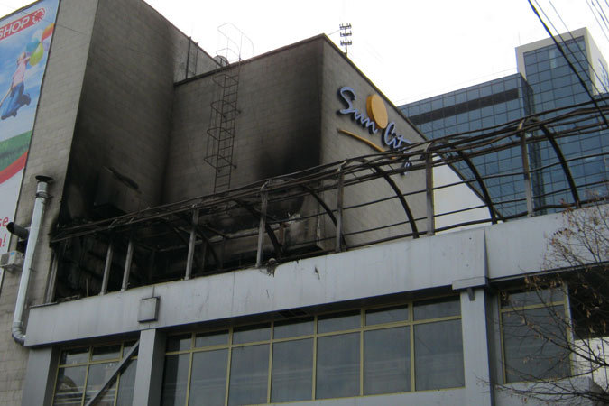 Во всем торговом центре «Sun Sity» за несколько минут до появления пламени погас свет.