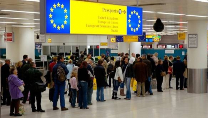 The Telegraph aminteşte că guvernul laburist anterior a subestimat numărul de lucrători din Polonia şi alte ţări est-europene, care s-au stabilit în Marea Britanie, după extinderea UE.  