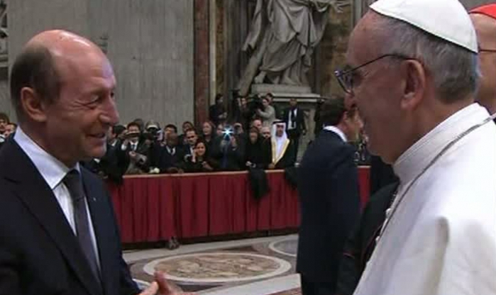 După eveniment, preşedintele Traian Băsescu şi Papa Francisc au dat mâna şi au avut un scurt dialog. 