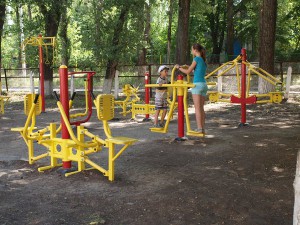 Дети уже опробуют спортивный инвентарь. Фото: Карины Буник