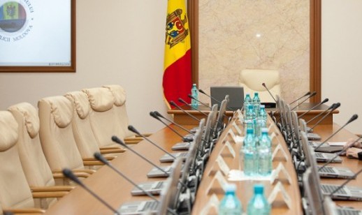 După ce, aproximativ trei ani de zile, președintele nu a fost ales pentru că nu exista un termen expres scris în Constituție, iar în cazul alegerii premierului se atestă o situație similară. 