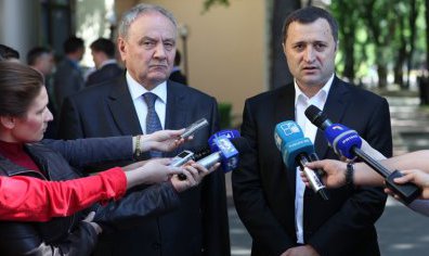 Тимофти не был проинформирован лидером либерал-демократов Владом Филатом о его намерении выйти из соглашения АЕИ. 