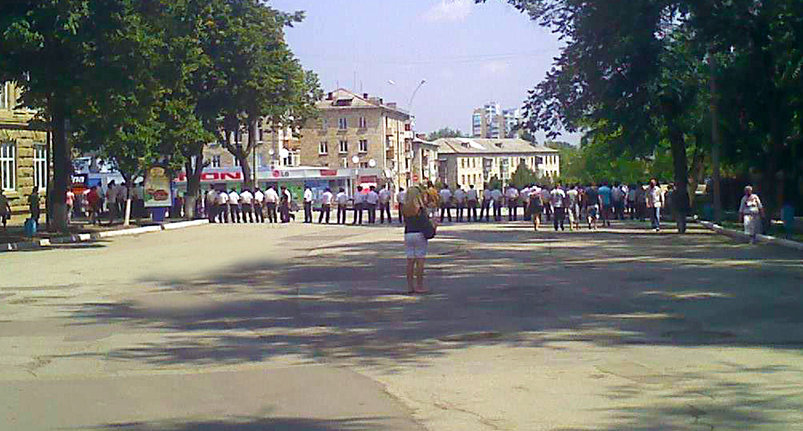 Protestele de la Bălți sunt monitorizate de zeci de polițiști și de ofițeri ai brigăzii cu destinație specială „Fulger”. 