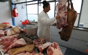 Dacă acum o lună, comercianții procurau porci, carne vie, cu 35 lei/kg, atunci în prezent, cel mai mare preț este de 30 lei/kg.