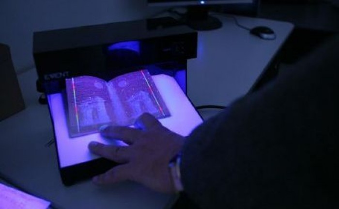 Polițiștii au verificat pașaportul prin care s-a legitimat pasagera și au stabilit că acesta este veridic, dar a fost obținut în baza actelor false.  