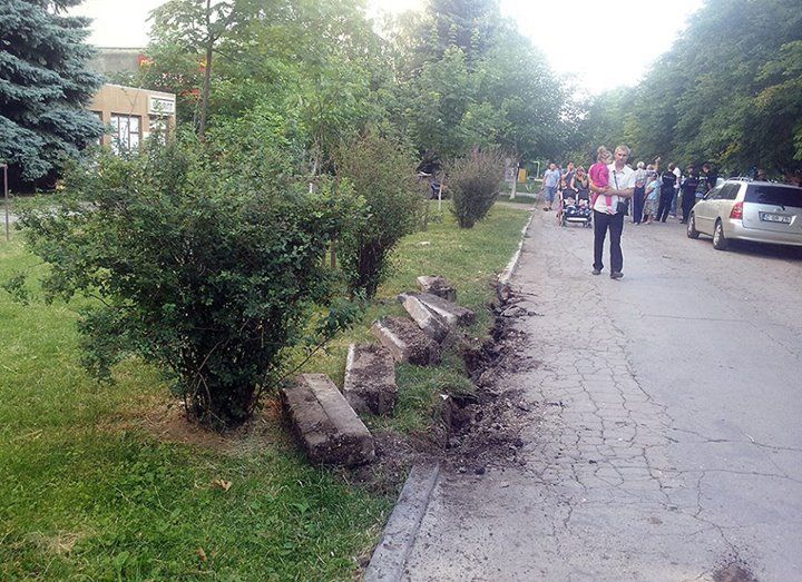 В результате возмущения жителей работы по демонтажу бордюра были приостановлены.