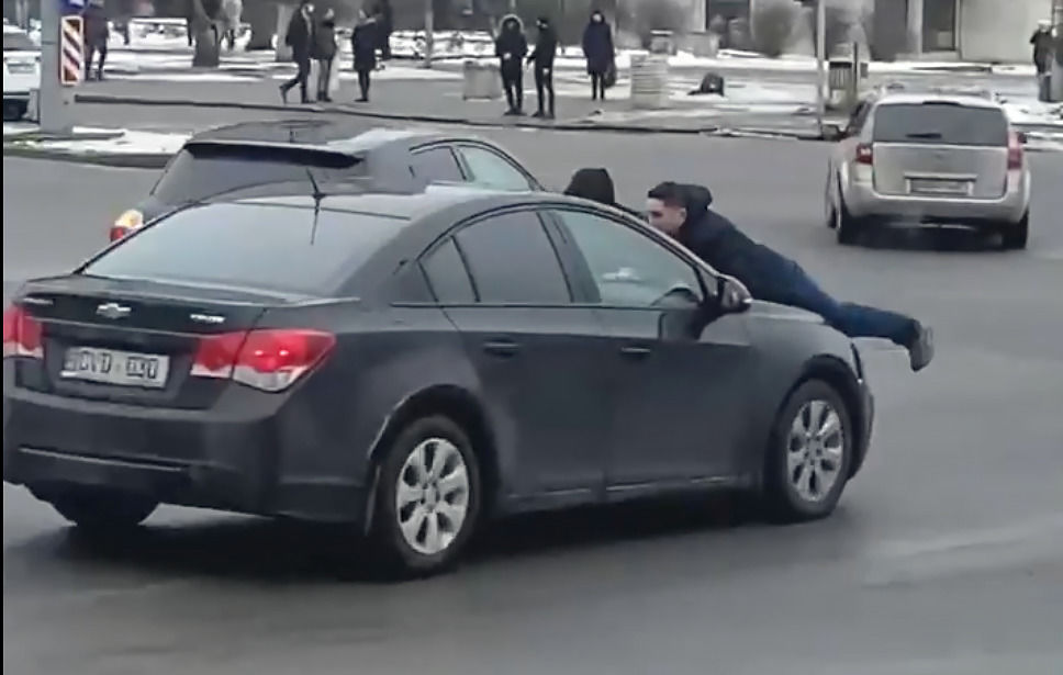 В Кишиневе активистов "СтопХам" "прокатили" на капоте легковушки.