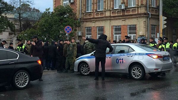 В Абхазии оппозиция захватила правительство.