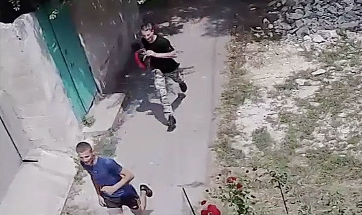 Вчера двое неизвестных в Кишинёве ограбили посреди улицы двух женщин, забрав у них золотые цепочки. 
