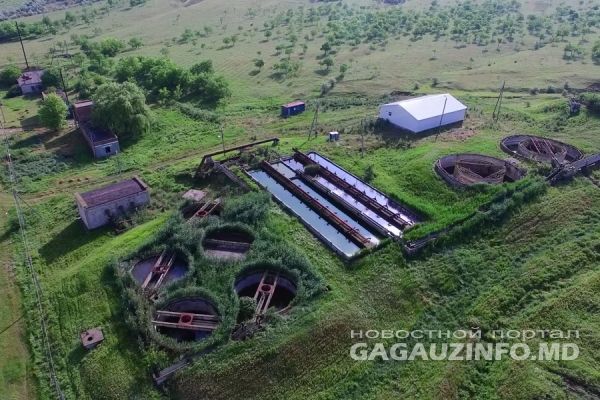 Канализационный коллектор в Комрате неисправен, из-за чего все стоки попадают в русло реки Ялпуг.