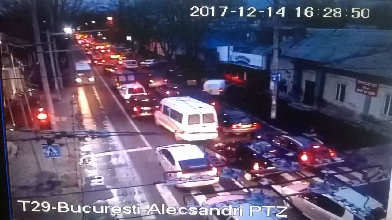 На перекрестке Матеевич - Александри сломался светофор.