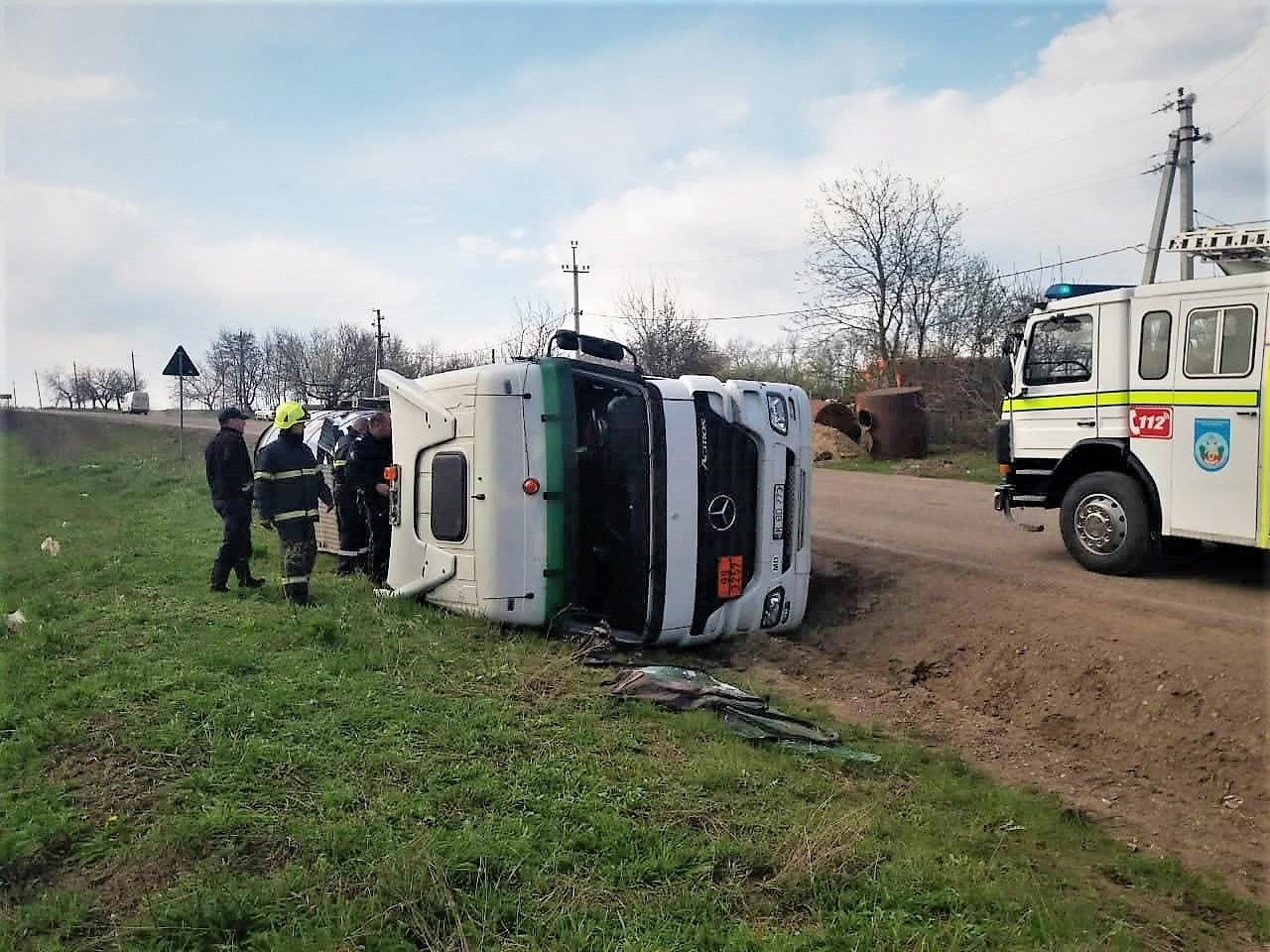 В Сороках перевернулась автоцистерна с битумом.