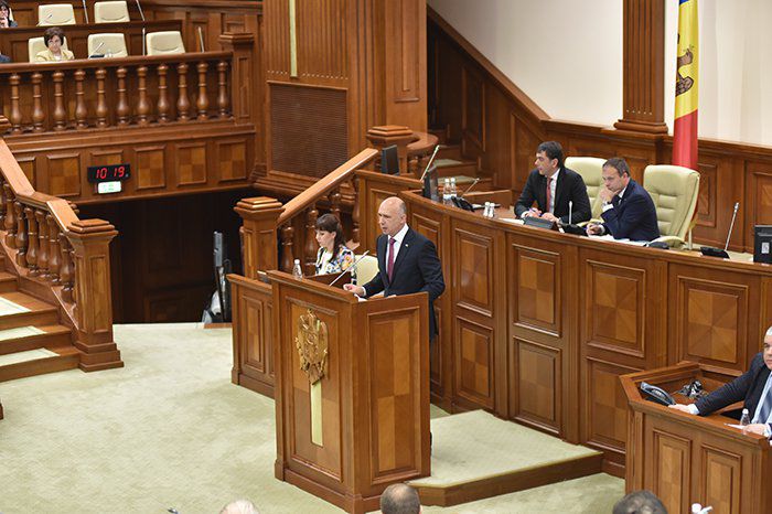 Премьер Павел Филип отчитался перед парламентом.