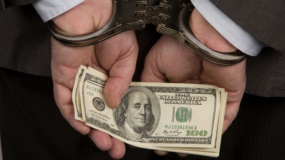 Dacă va fi găsit vinovat, avocatul riscă o pedeapsă cu închisoare de până la 6 anisau amendă de până la 80.000 de lei.