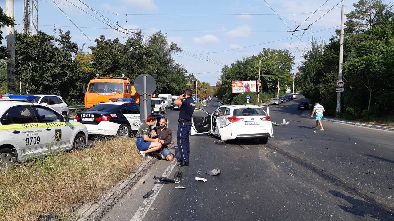 В Кишиневе пьяный водитель протаранил несколько автомобилей.