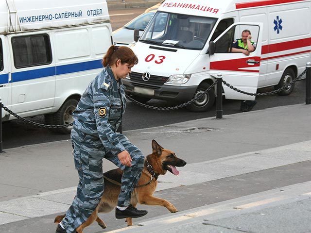 На месте ЧП работают взрывотехники, ОМОН и кинологи с собаками. По словам очевидцев, к зданию вокзала одна за другой подъезжают бригады скорой помощи, их много. Фото: РИА Новости / Владимир Федоренко
